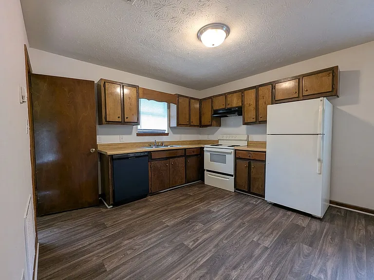 410/412 Rustwood Dr — Photo 2