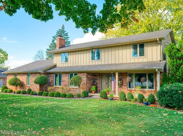 9201 Burning Tree Dr, Grand Blanc, MI 48439