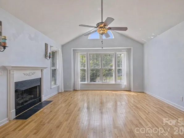 372 Kingfisher Ln, Mills River, NC 28759