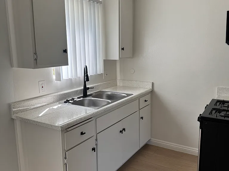 Venice Apartments — Photo 11