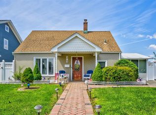 20 Quaker Ln, Levittown, NY 11756