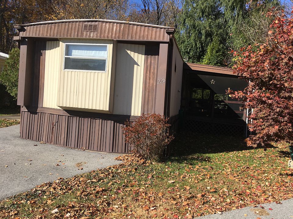 2nd image of 228 Lexington Dr