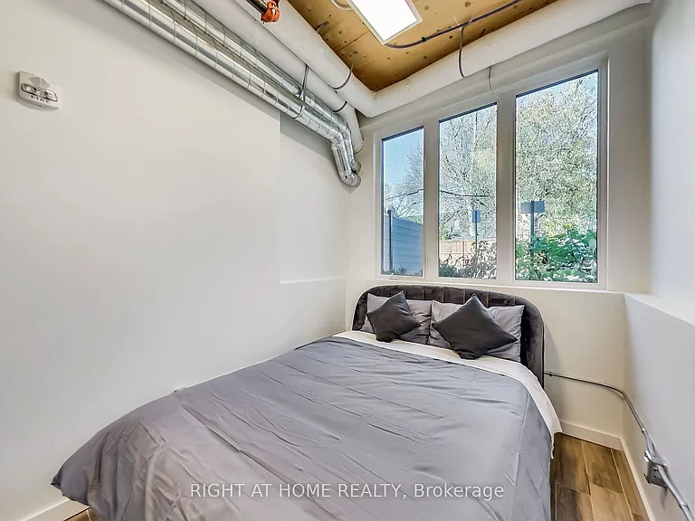 1602 Queen St E #101 — Photo 13