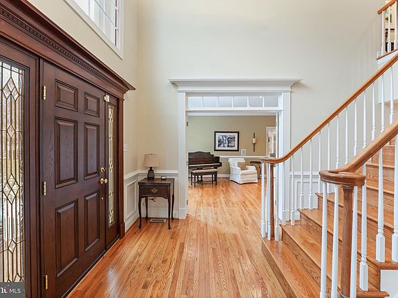 3rd image of 111 Twin Creek Ln