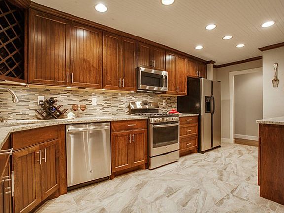 4th image of 327 Oakleaf Dr