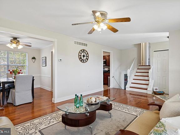 3rd image of 283 Winchester Dr