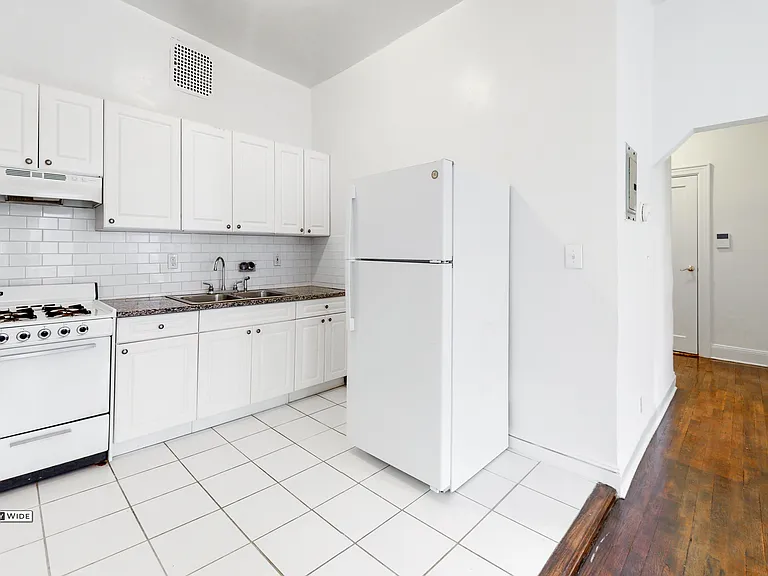 922 3rd Ave #4R — Photo 3