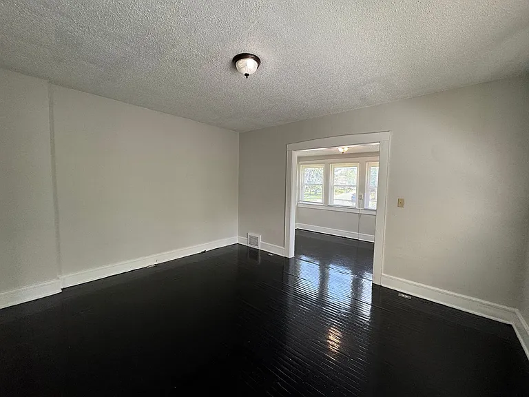 1136-1138 Fairfield Ave — Photo 9