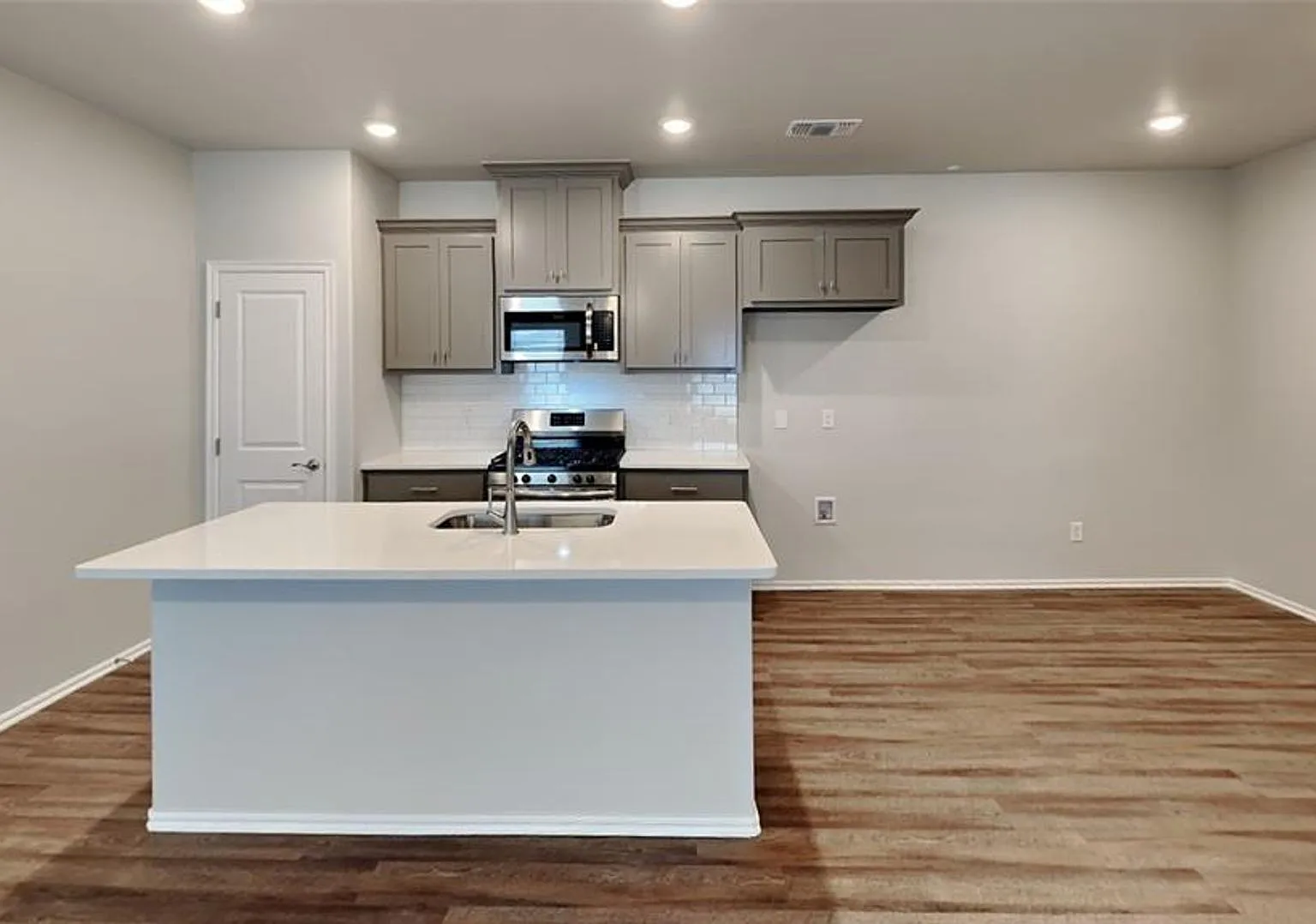 Luxury 3 Bedroom 2 Bathroom Townhome in Piedmont Schools- Neighborhood Park and Basketball Court — Photo 3