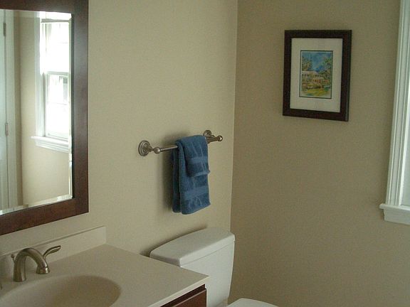 Master Bath (Full w/Linen Closet)