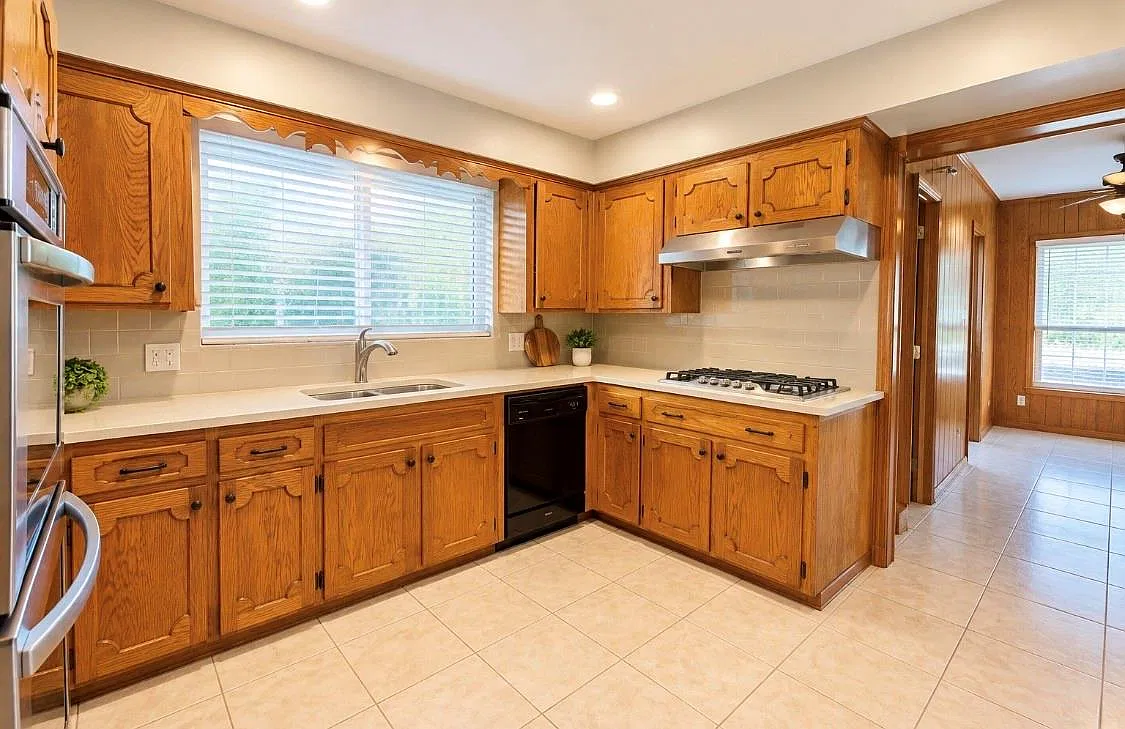 3 bed, 2056 sqft, $3,100 — Photo 3