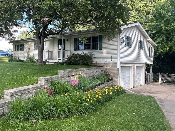 1310 Blue Grass Dr, Decorah, IA 52101