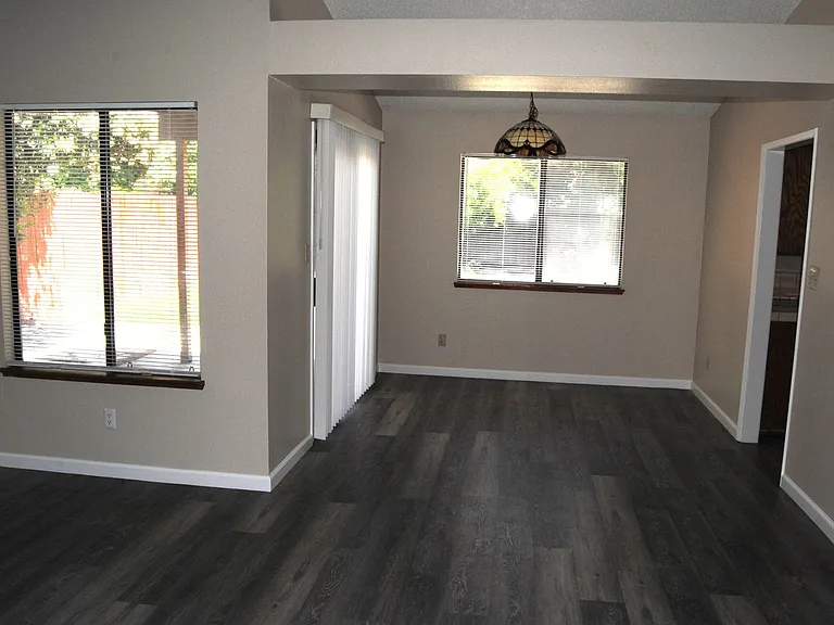 4620 Gorbett Ln — Photo 3