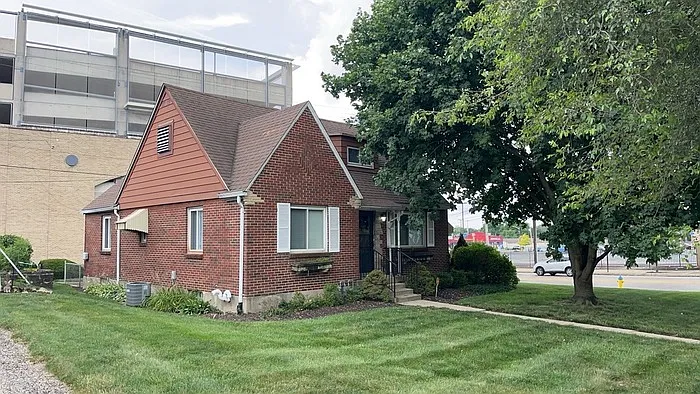 1076 Sherwood Dr — Photo 1
