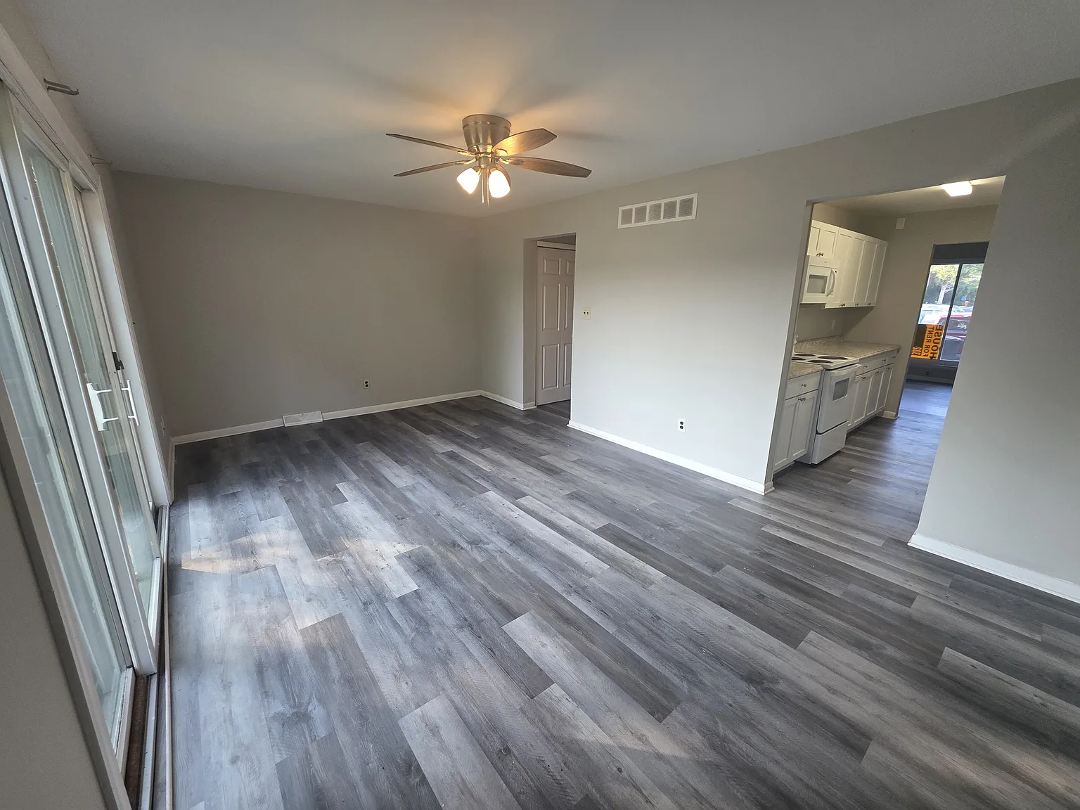 3 bed, 1.5 bath, 1450 sqft, $2,005 — Photo 2