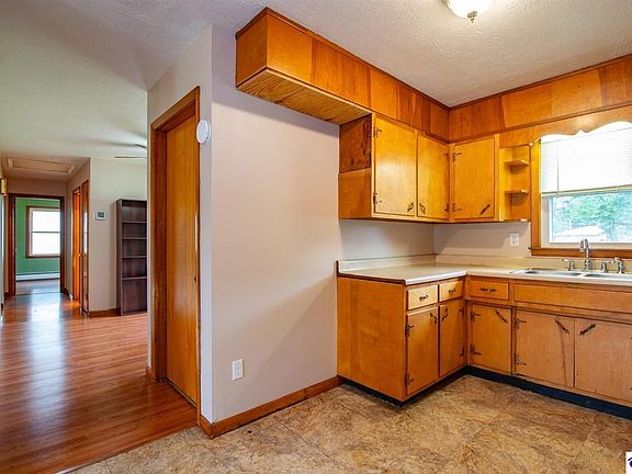 4th image of 128 College Hts
