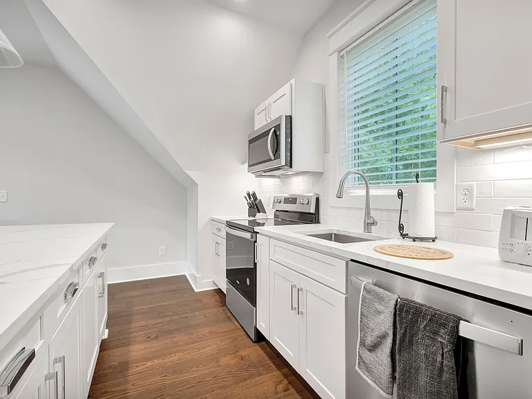 1110 Lillian St #B — Photo 10