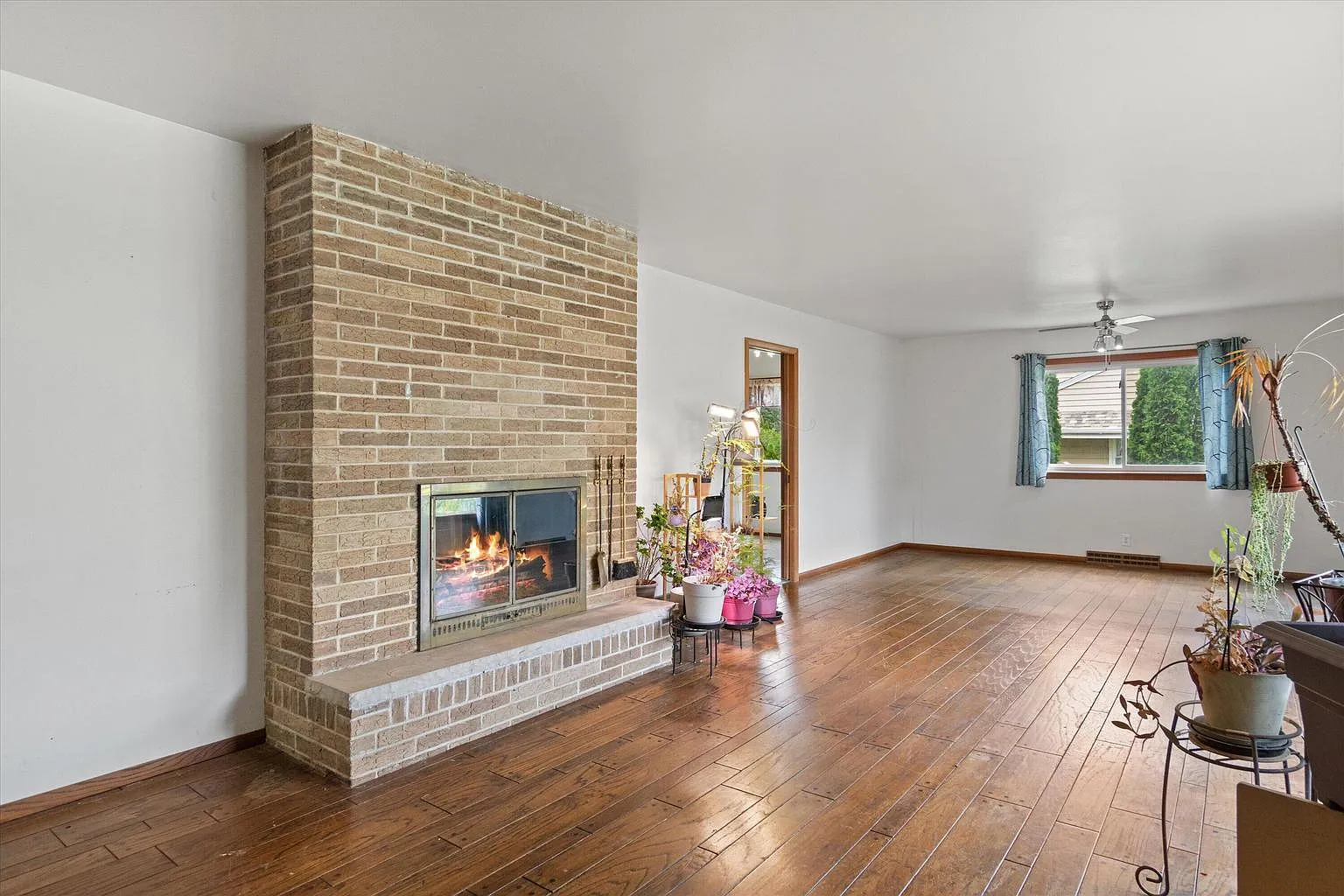 4 bed, 2.5 bath, 1898 sqft, $4,000 — Photo 2