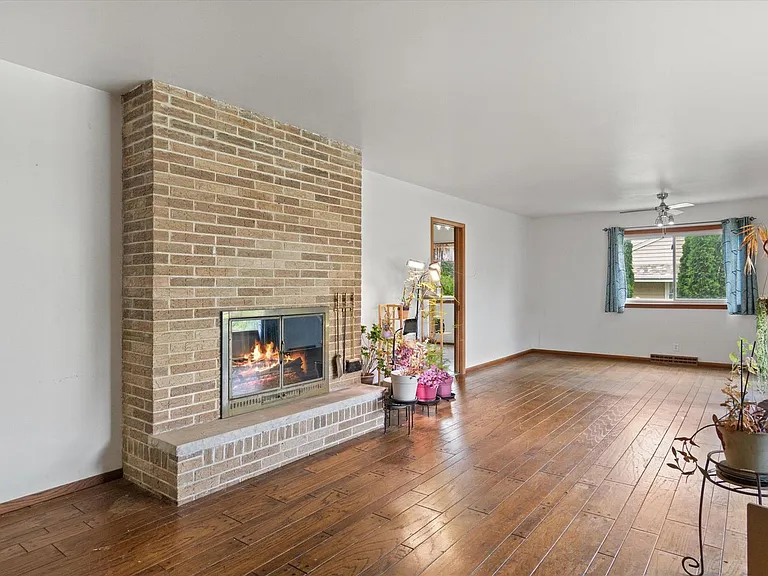9041 N Rexleigh Dr — Photo 2