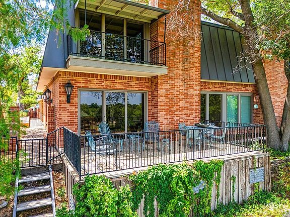 3rd image of 816 W Avenue D