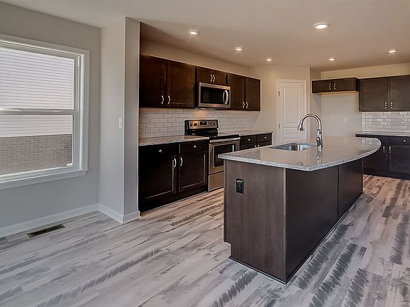 4th image of 638 Indigo Dr