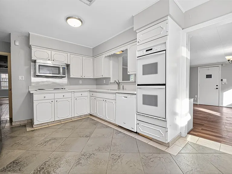 3731 Drake St — Photo 12