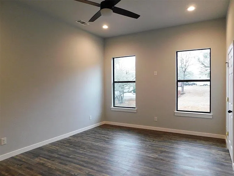 207 Laurel Ln — Photo 8