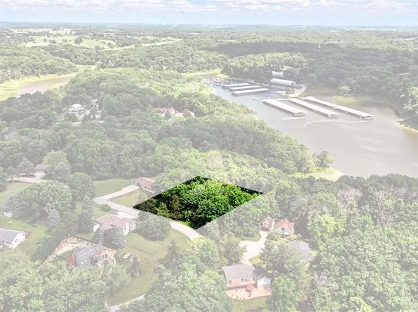 2771 Lake View Dr NE, Solon, IA 52333