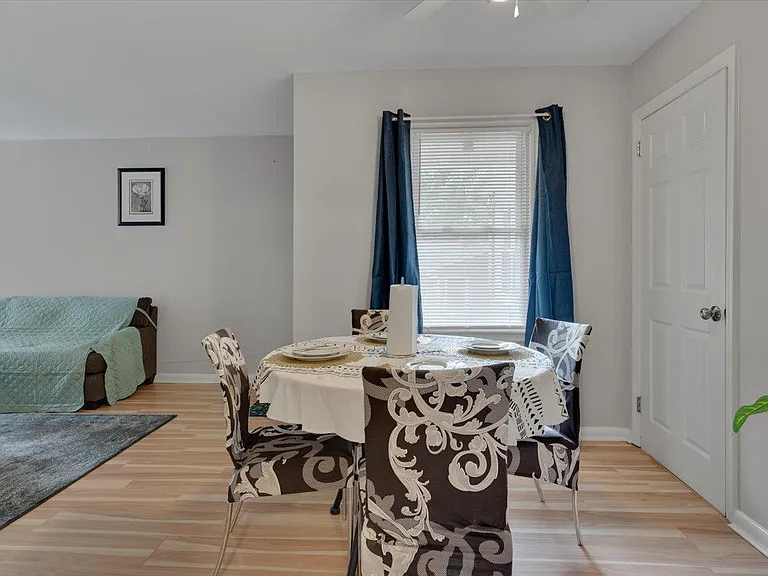 815 W Markham Ave #A — Photo 21