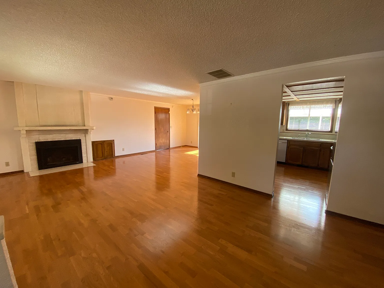 4 bed, 2335 sqft, $3,200 — Photo 3