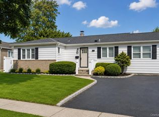 12 Lillian Ln, Plainview, NY 11803