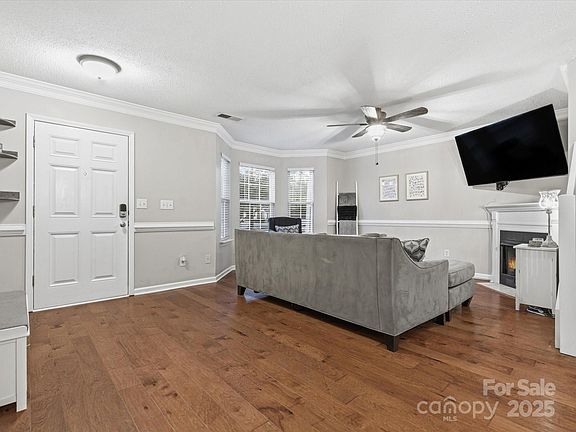 4th image of 629 Gelderland Dr
