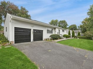 1654 Elsie Ln, Bay Shore, NY 11706