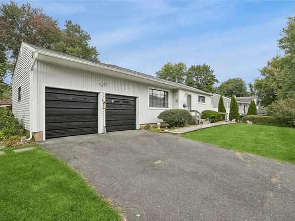 1654 Elsie Lane, Bay Shore, NY 11706