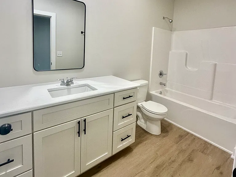 Main bath, ensuite to main bedroom
