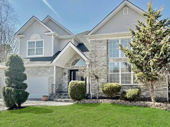 24 Blueberry Ridge Drive, Holtsville, NY 11742