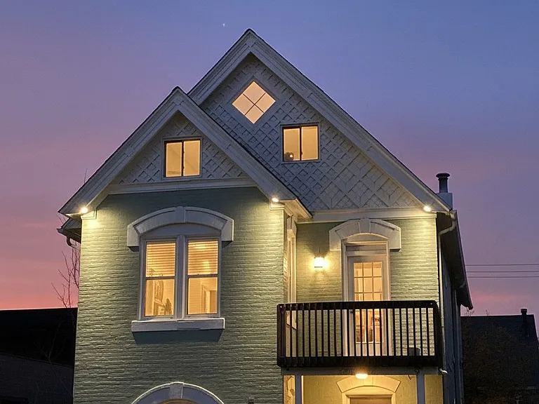 Charming, secure historic Victorian courtyard building_this massive top-floor 1-bedroom available August 1st!