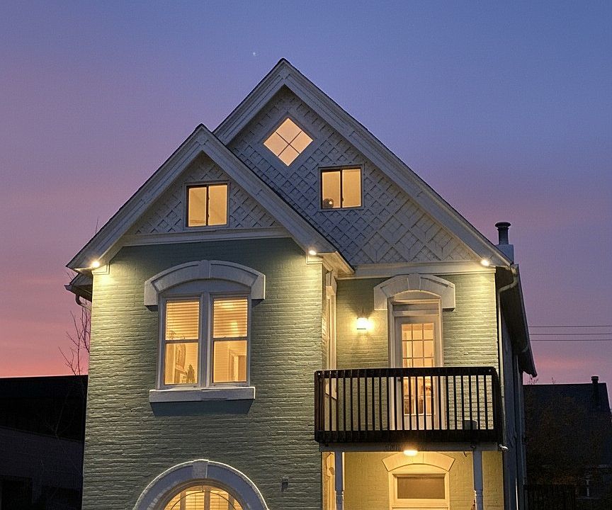 Charming, secure historic Victorian courtyard building_this massive top-floor 1-bedroom available August 1st!