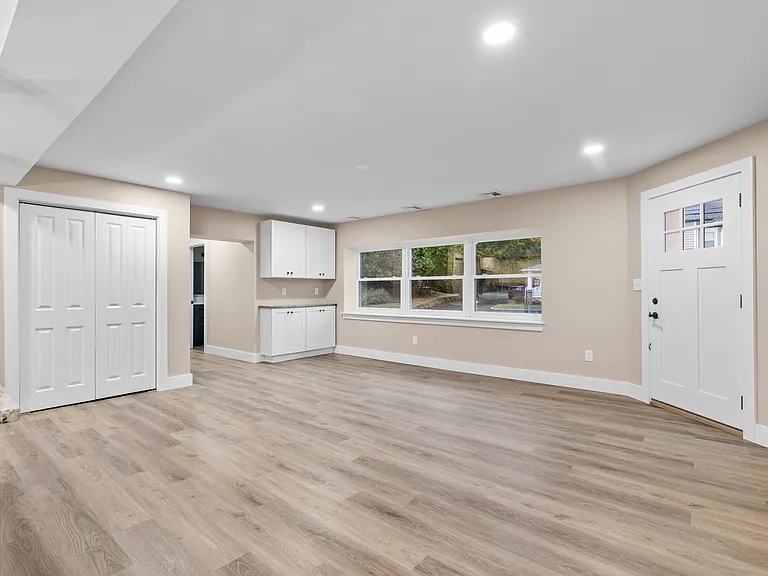 325 W Reliance Rd — Photo 6
