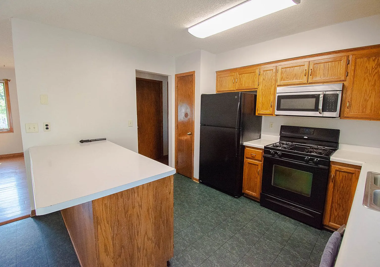 4-Bedroom NW Rochester Home with Central A/C & 2-Car Garage — Photo 4