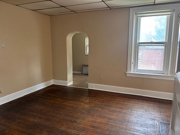 Living room looking to doorway to kitchen