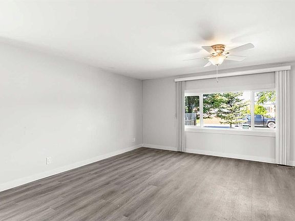 4th image of 7 W Tamarack Cres NW