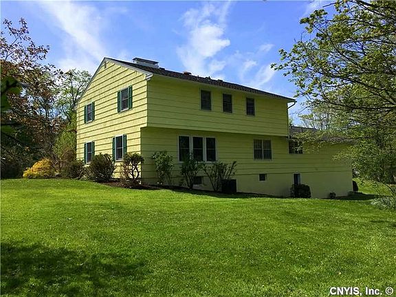 3rd image of 4 Cove Ln