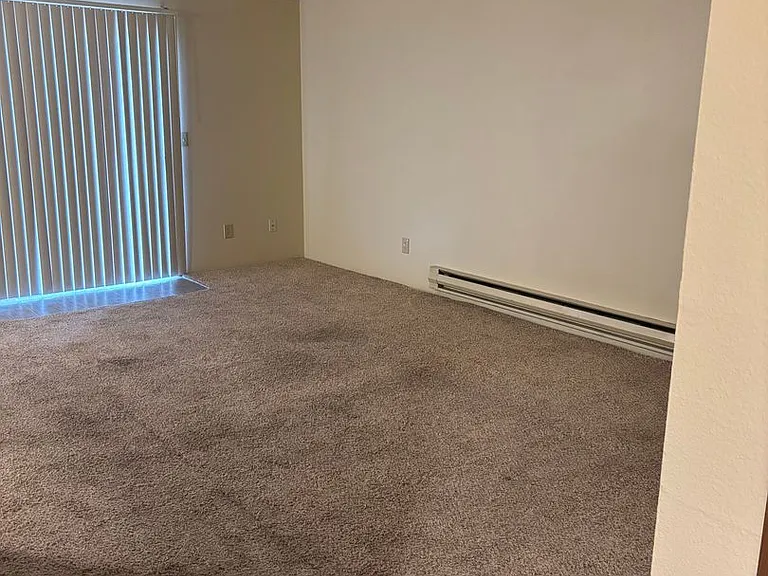 1 Bedroom 1 Bathroom at Hollywood Park Apartments — Photo 7