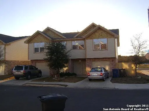 3 bed, 2.5 bath, 3073 sqft, $1,300 — Photo 3
