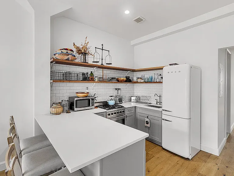 1370 Greene Ave #4 — Photo 2