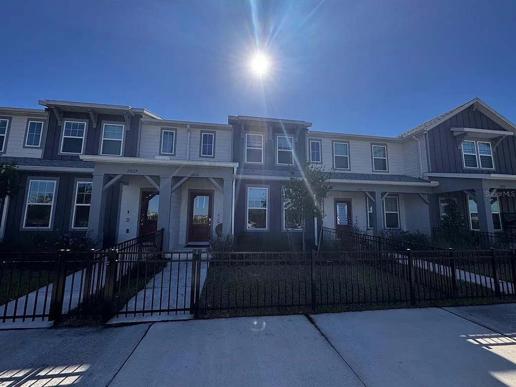 3 bed, 2.5 bath, 1683 sqft, $2,200 — Photo 2