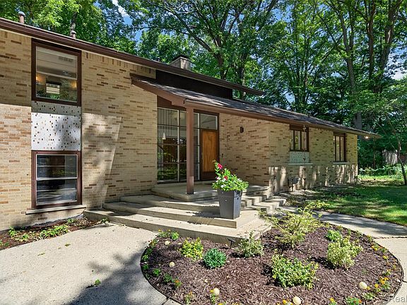 3rd image of 7388 Lindenmere Dr