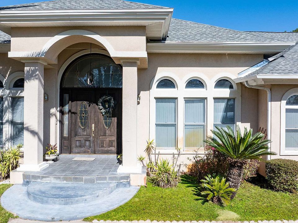 1st image of 421 NW Scenic Lake Dr