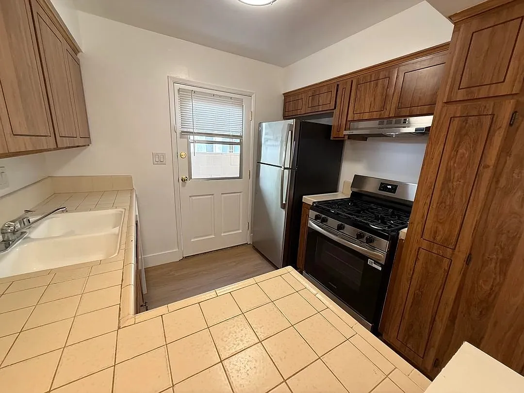 3636 Clarington Ave — Photo 3